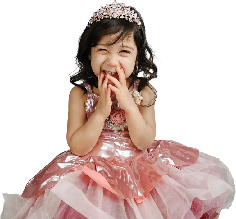 La pequeña de la Familia Hung con su vestido rosado